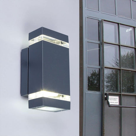 LED Außenwandlampe Focus IP44 Anthrazit an einer Wand, modernes Design mit seitlichem Lichtschlitz.