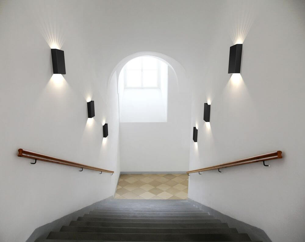 LED Außenwandlampe Fold 15 IP54 an einer Treppe installierte Wandleuchten sorgen für stilvolle Beleuchtung.