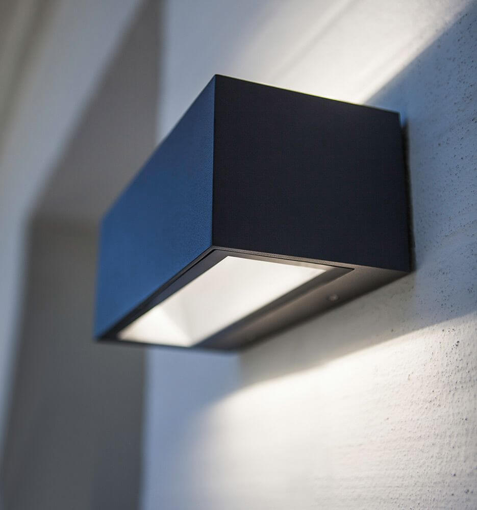 LED Außenwandlampe Gemini IP54 Anthrazit an einer Wand montiert mit Up-&-Down-Licht.