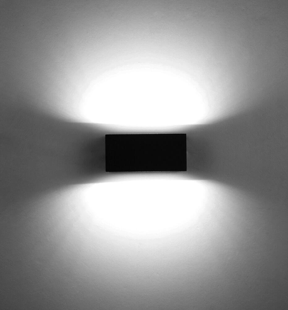 LED Außenwandlampe Gemini IP54 Anthrazit mit spannenden Lichteffekten an der Wand.