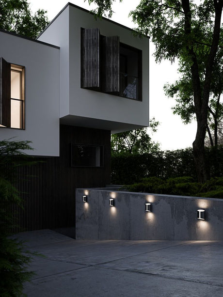 LED Außenwandlampe Grip Smart IP54 an modernem Gebäude, stilvolle Beleuchtung im Außenbereich.
