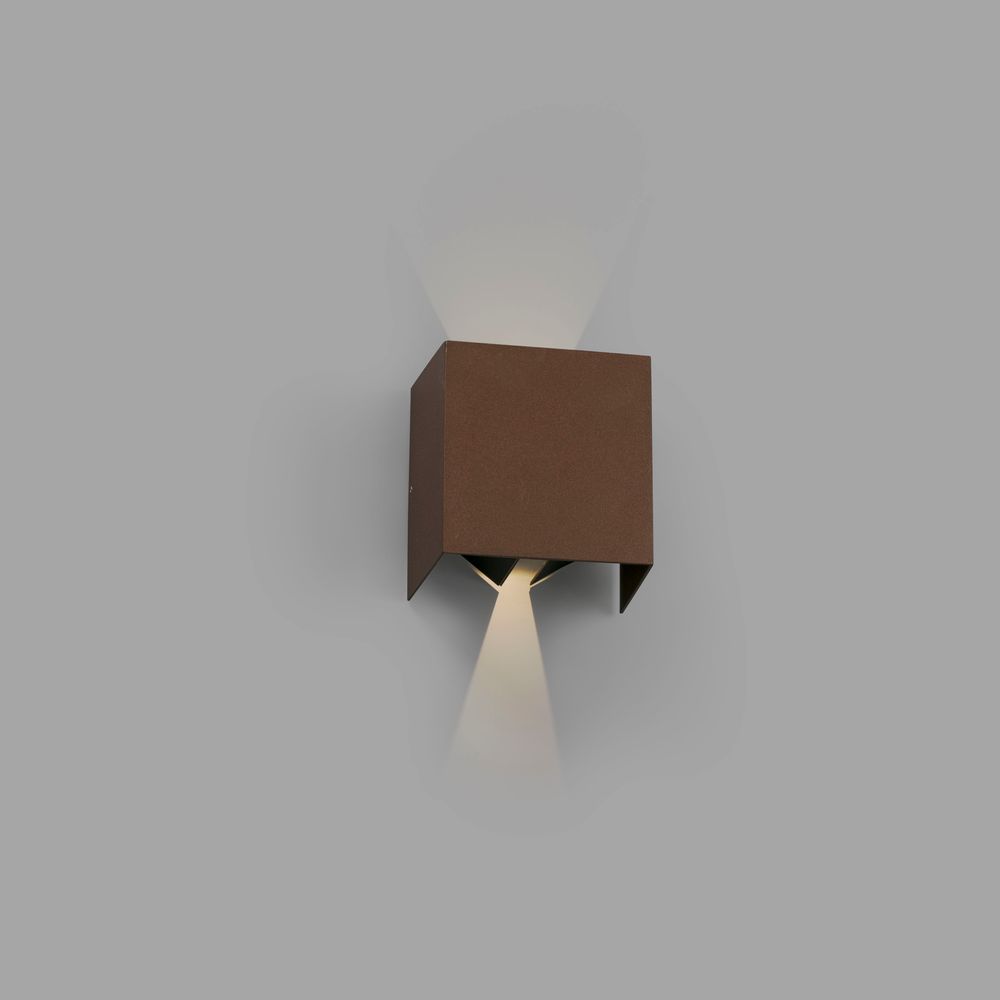 LED Außenwandlampe OLAN 3000K IP54 Rostbraun in modernaussehen mit warmweißem Licht.