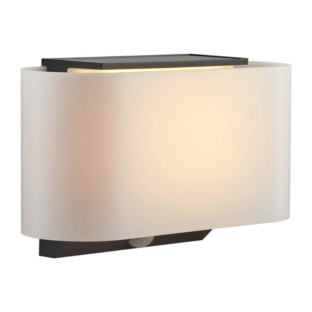 LED Außenwandlampe Piola IP44 mit modernem, geschwungenem Design und Bewegungsmelder.