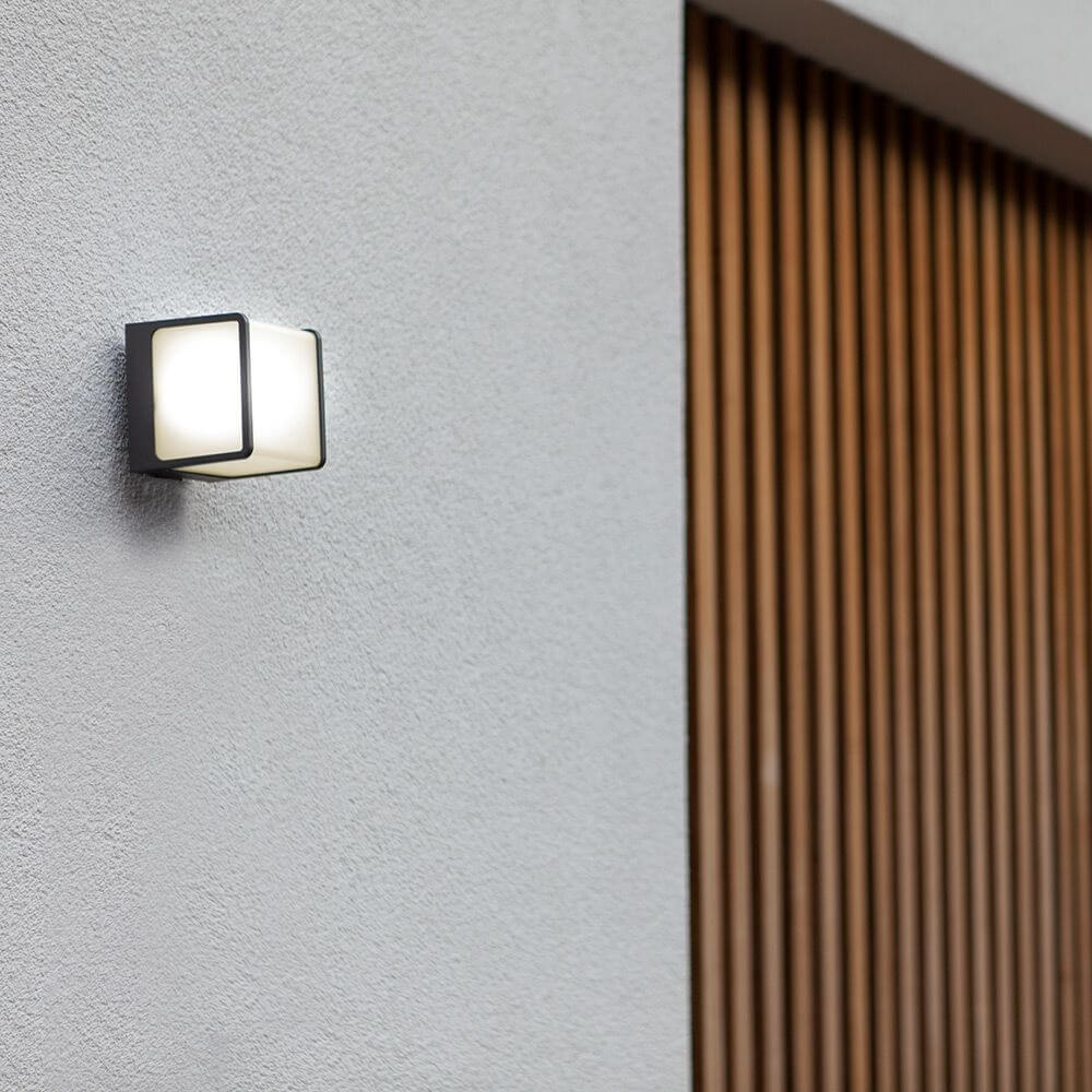 LED Außenwandlampe Telin IP54 Anthrazit an einer Außenwand montiert.