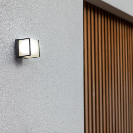 LED Außenwandlampe Telin IP54 Anthrazit an einer Außenwand montiert.
