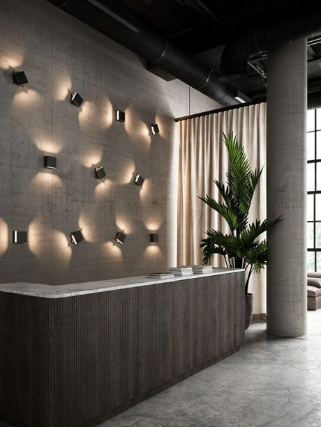 Moderne LED Außenwandlampe Turn IP54 in stilvollem Innenraum mit Schatteneffekten an der Wand.
