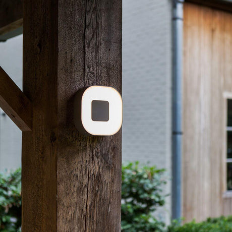 LED Applique murale d’extérieur Ublo 16x16cm IP44 Gris montée sur un poteau en bois à l’extérieur.