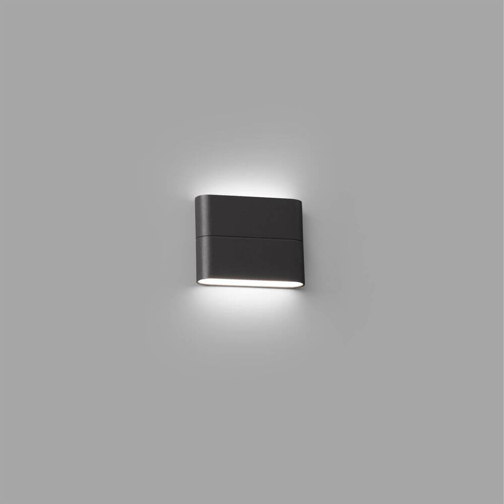 LED Außenwandleuchte ADAY-1 3000K IP54 Dunkelgrau mit modernem Design auf grauem Hintergrund.