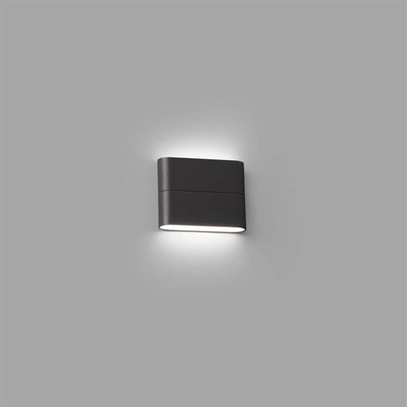 LED Außenwandleuchte ADAY-1 3000K IP54 Dunkelgrau mit modernem Design auf grauem Hintergrund.