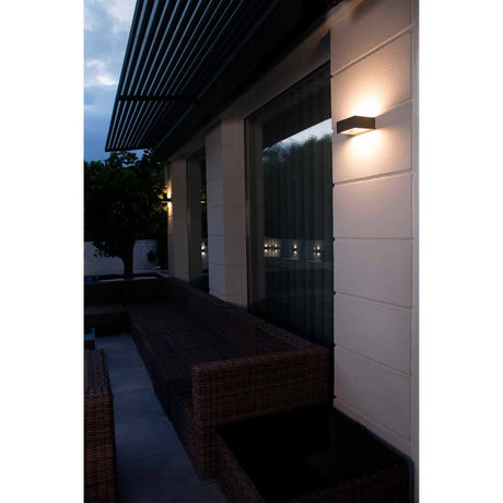 LED Außenwandleuchte ALP 6W 3000K IP54 Dunkelgrau an einer Wand, ideal für Außenbereiche.
