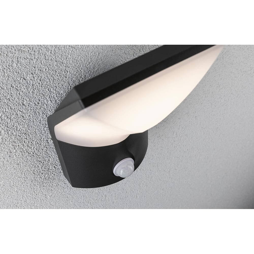 LED Außenwandleuchte Adya Sensor Anthrazit IP54 mit Bewegungsmelder an einer Wand montiert.