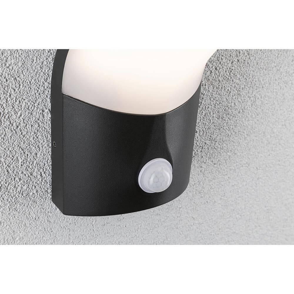 LED Außenwandleuchte Adya Sensor Anthrazit IP54 mit Bewegungsmelder an einer Wand montiert.