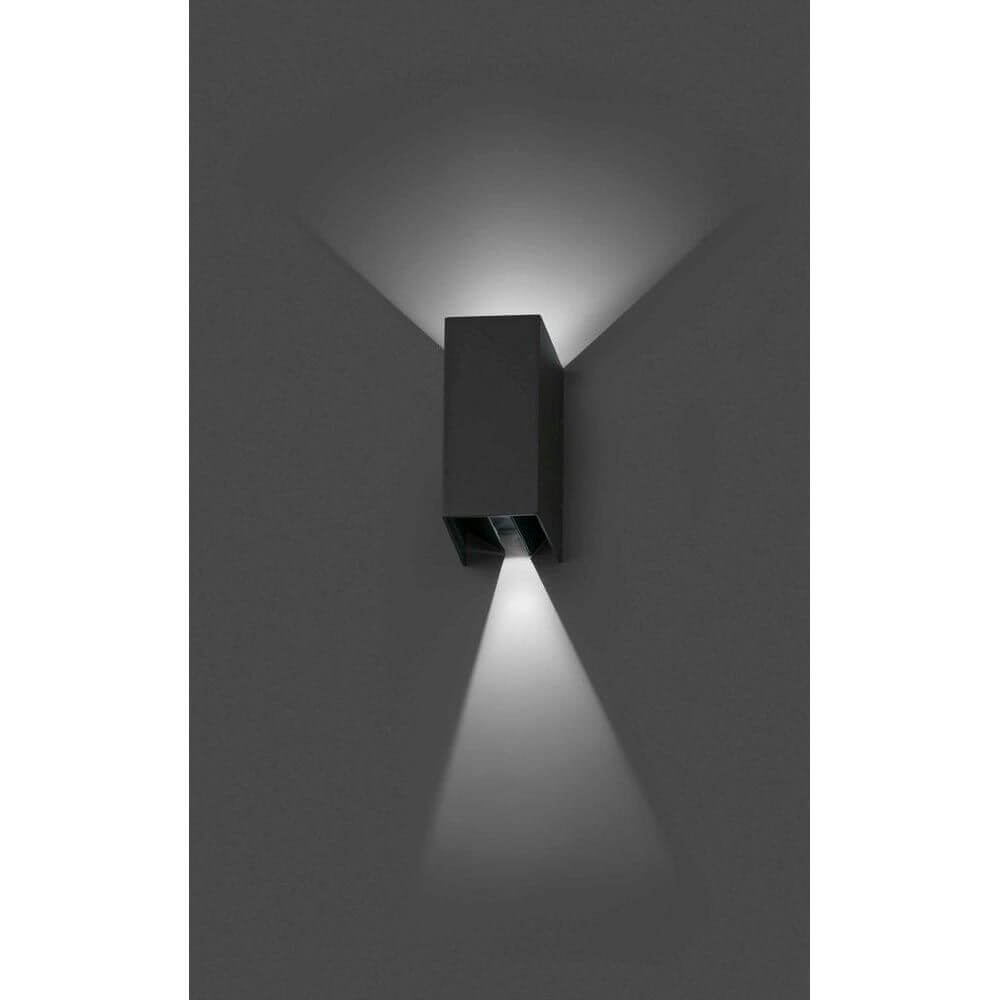 LED Außenwandleuchte BLIND 2x3W 3000K IP54 Dunkelgrau an einer Wand montiert, mit direkter Beleuchtung.