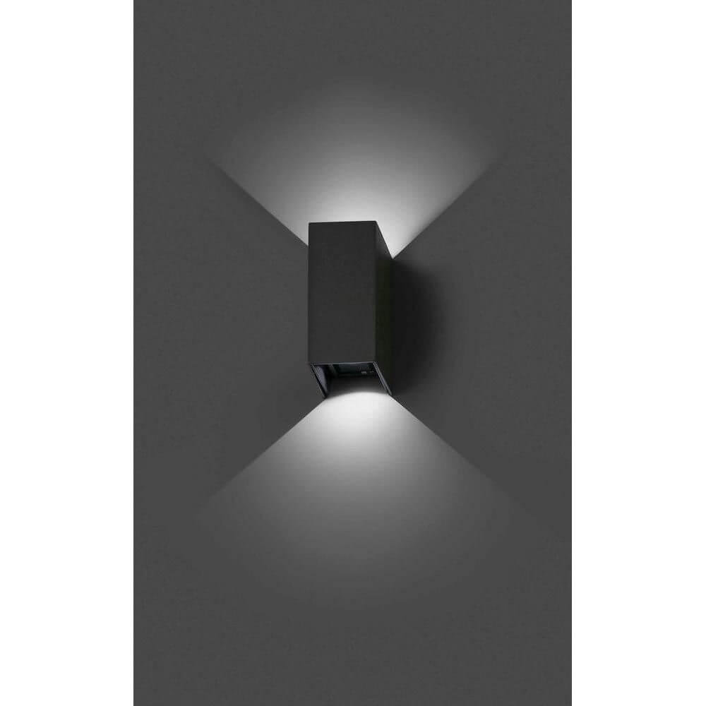 LED Außenwandleuchte BLIND 2x3W 3000K IP54 Dunkelgrau an Wand mit Lichtstrahlen