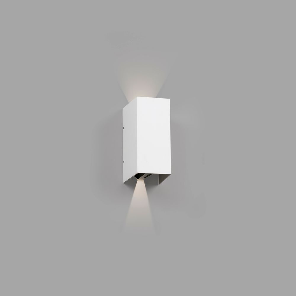 LED Außenwandleuchte BLIND 3000K IP54 Weiß an einer Wand montiert, modernes Design mit direkter Beleuchtung