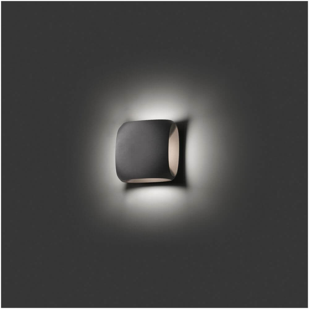 LED Außenwandleuchte BU-OH IP65 Dunkelgrau an einer Wand montiert, elegantes und modernes Design.