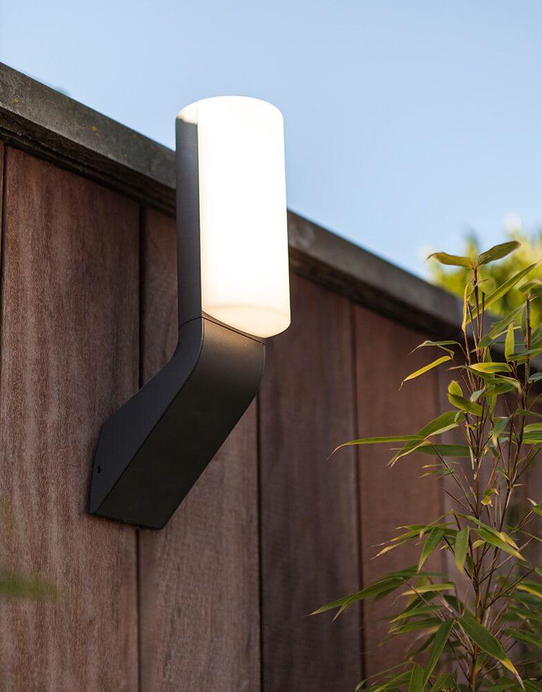 LED Außenwandleuchte Bati IP44 Anthrazit an der Wand montiert, ideal für Außenbereiche.