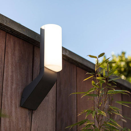 LED Außenwandleuchte Bati IP44 Anthrazit an einer Holzwand im Freien, helles Licht für Außenbereiche.
