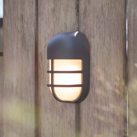 LED-Außenwandleuchte Bullo Anthrazit an einer Holzwand montiert