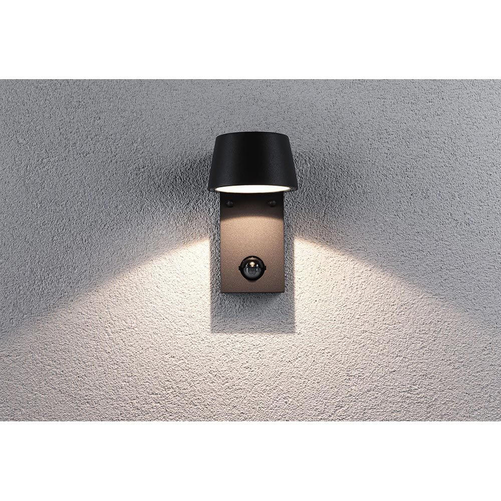 LED Außen Wandleuchte Capea Anthrazit mit Bewegungssensor an der Wand montiert, Licht in zwei Richtungen.