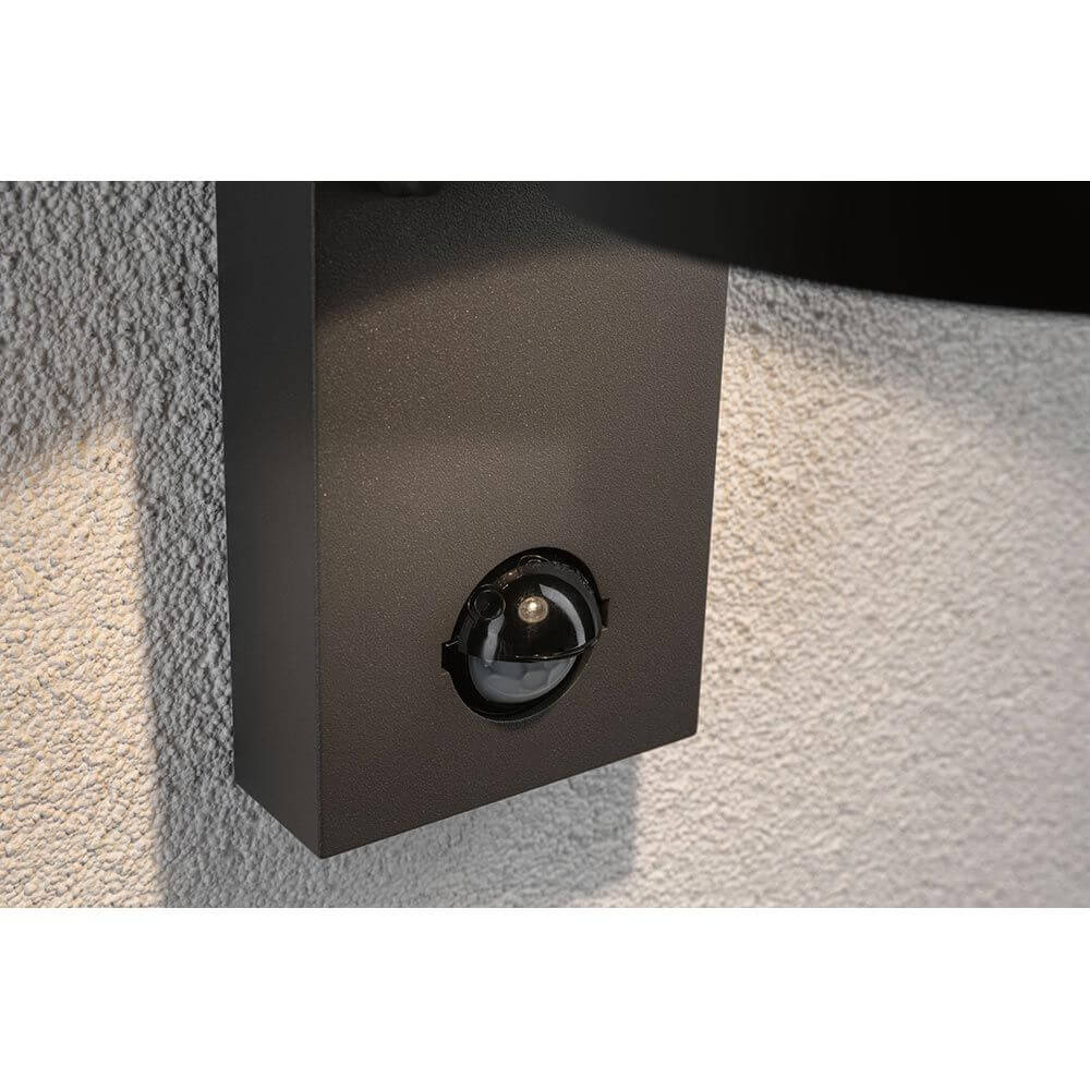 LED Außen Wandleuchte Capea Anthrazit mit Bewegungssensor, Detailansicht des Bewegungssensors auf der Leuchte.