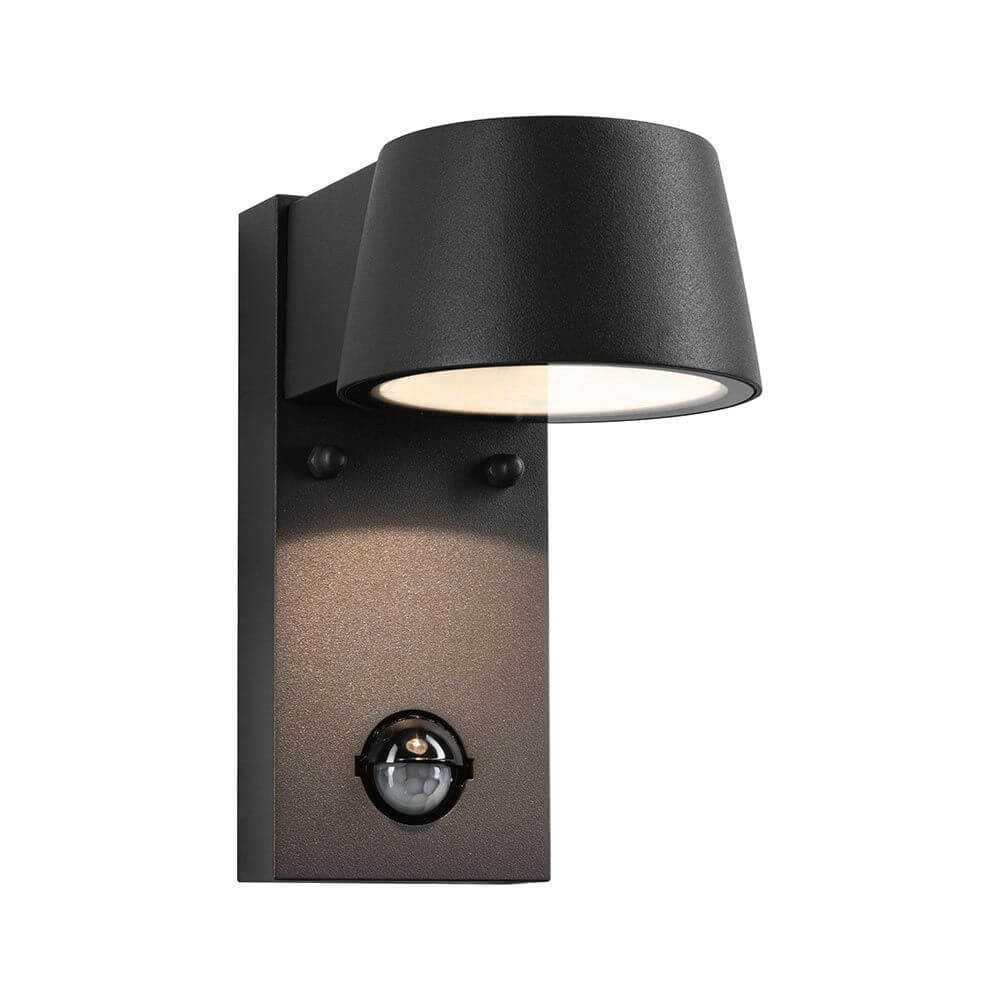 LED Außen Wandleuchte Capea Anthrazit mit Bewegungssensor an der Wand montiert, stilvolles Design und Sensor.