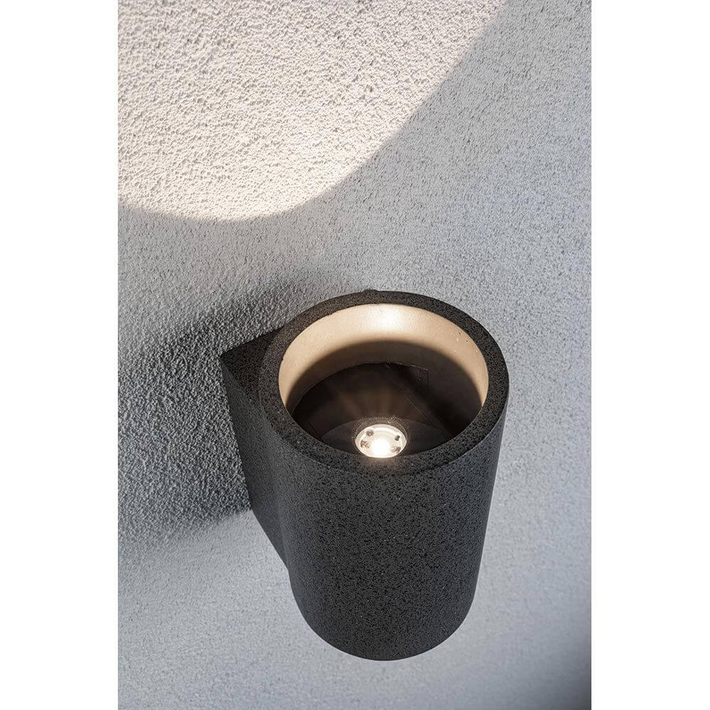 Beton LED Außenwandleuchte Concrea Sandig-Schwarz IP65 an Wand montiert mit Lichtakzent.