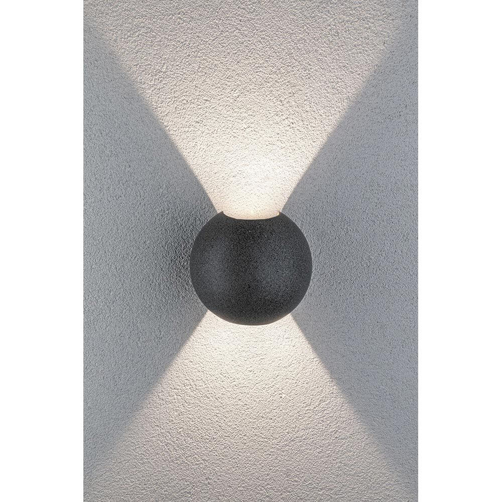 LED Außen Wandleuchte Concrea Schwarzer Sandstein Beton IP65 an einer Wand montiert, sorgt für stilvolles Licht.