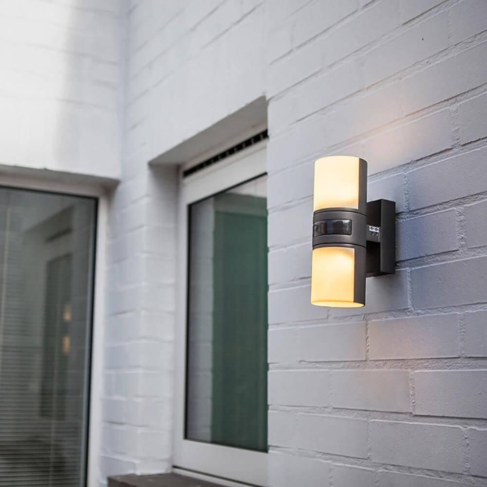 LED Außenwandleuchte Cyra mit Sensor IP44 Anthrazit an einer weißen Wand installiert.