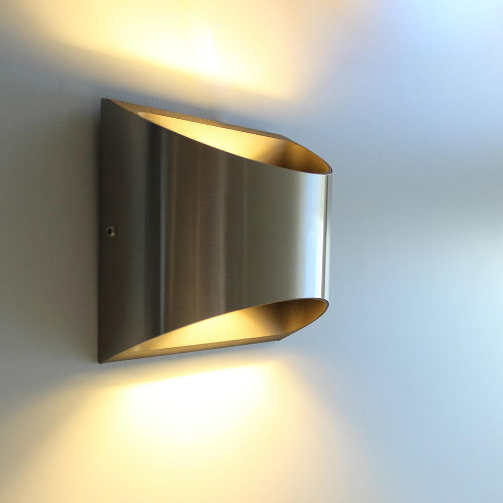 LED Außenwandleuchte Dodd IP54 Edelstahl an der Wand montiert mit warmweißem Licht.