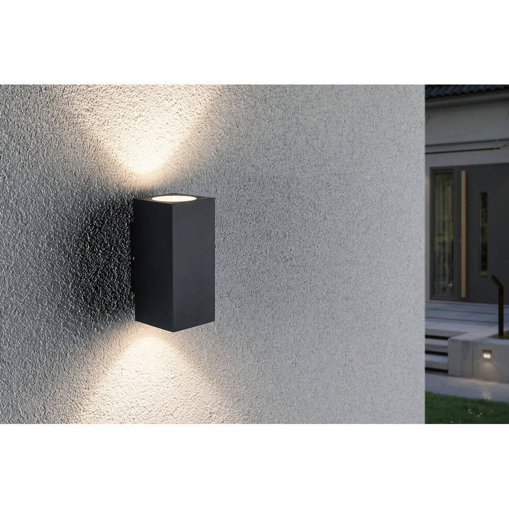 LED Außenwandleuchte Flame Anthrazit Metall an einer Wand mit attraktiven Lichteffekten.