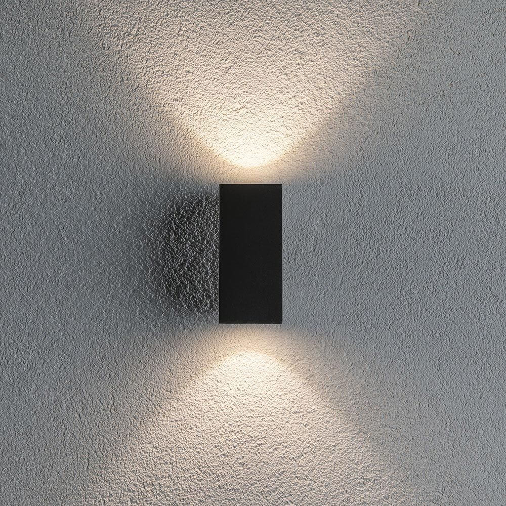 LED Außenwandleuchte Flame Anthrazit Metall an einer Wand, zeigt indirekte Beleuchtungseffekte.