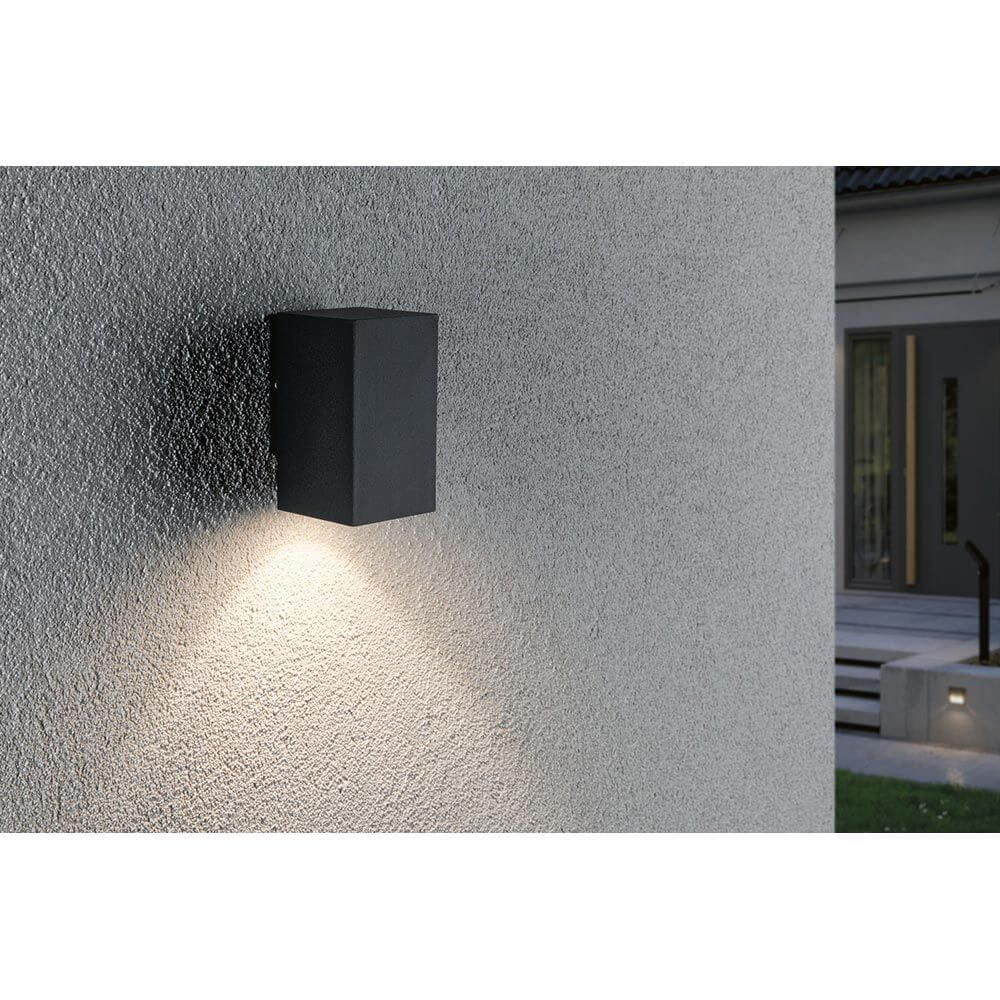 LED Außen Wandleuchte Flame Anthrazit an einer Wand montiert, mit indirektem Licht akzentuiert.