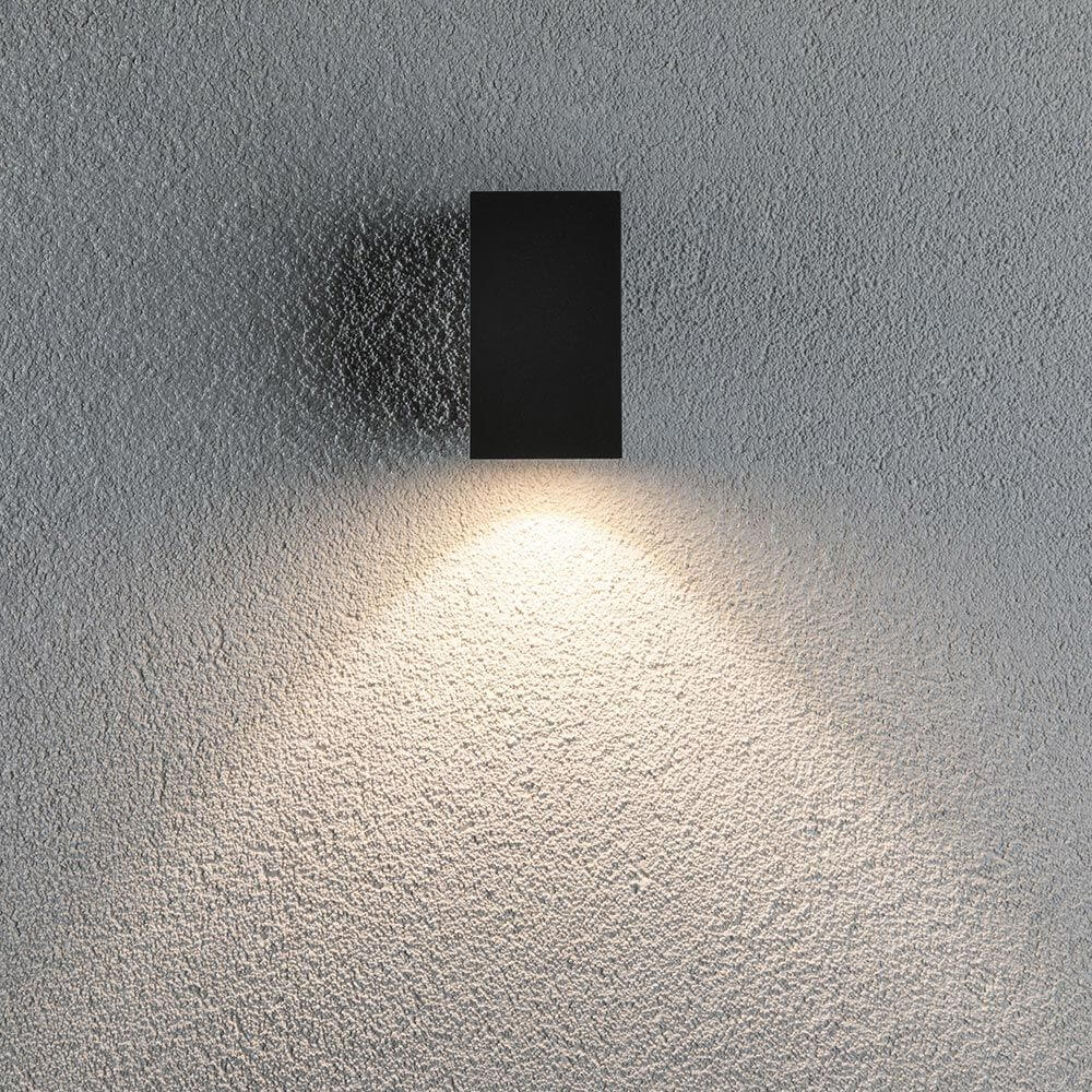 LED Außen Wandleuchte Flame Anthrazit an einer Wand, setzt effiziente Lichtakzente im Außenbereich.