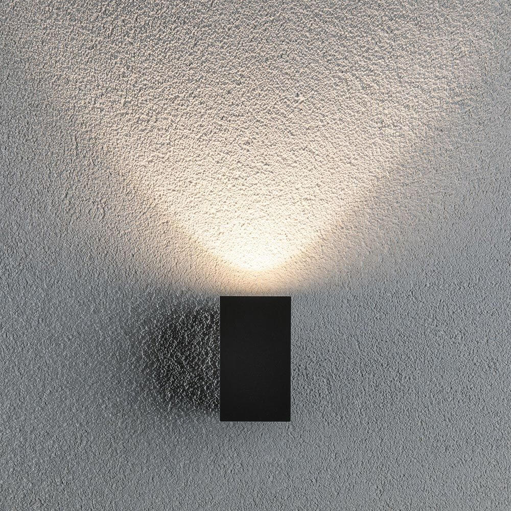 LED Außen Wandleuchte Flame Anthrazit an einer Wand, die indirekte Lichtakzente setzt.