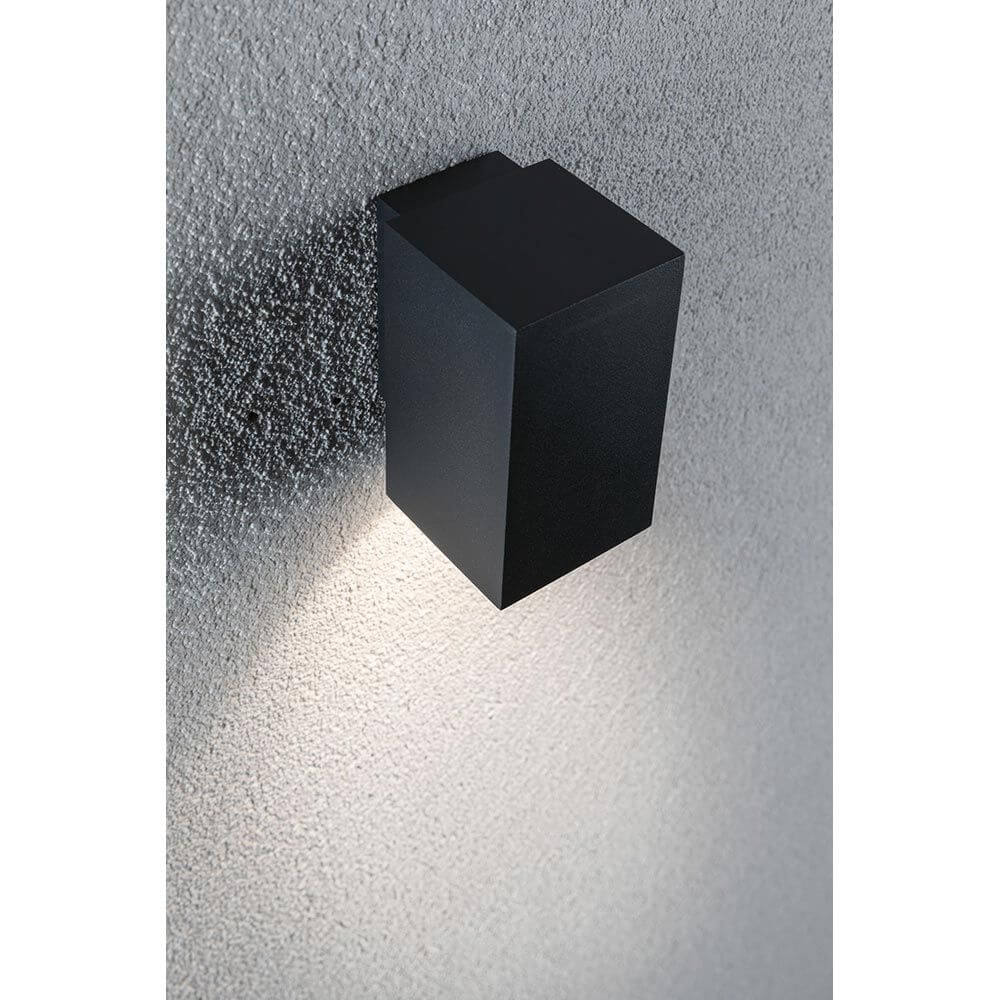 LED Außen Wandleuchte Flame Anthrazit an einer Wand montiert, erzeugt indirekte Lichtakzente im Außenbereich.