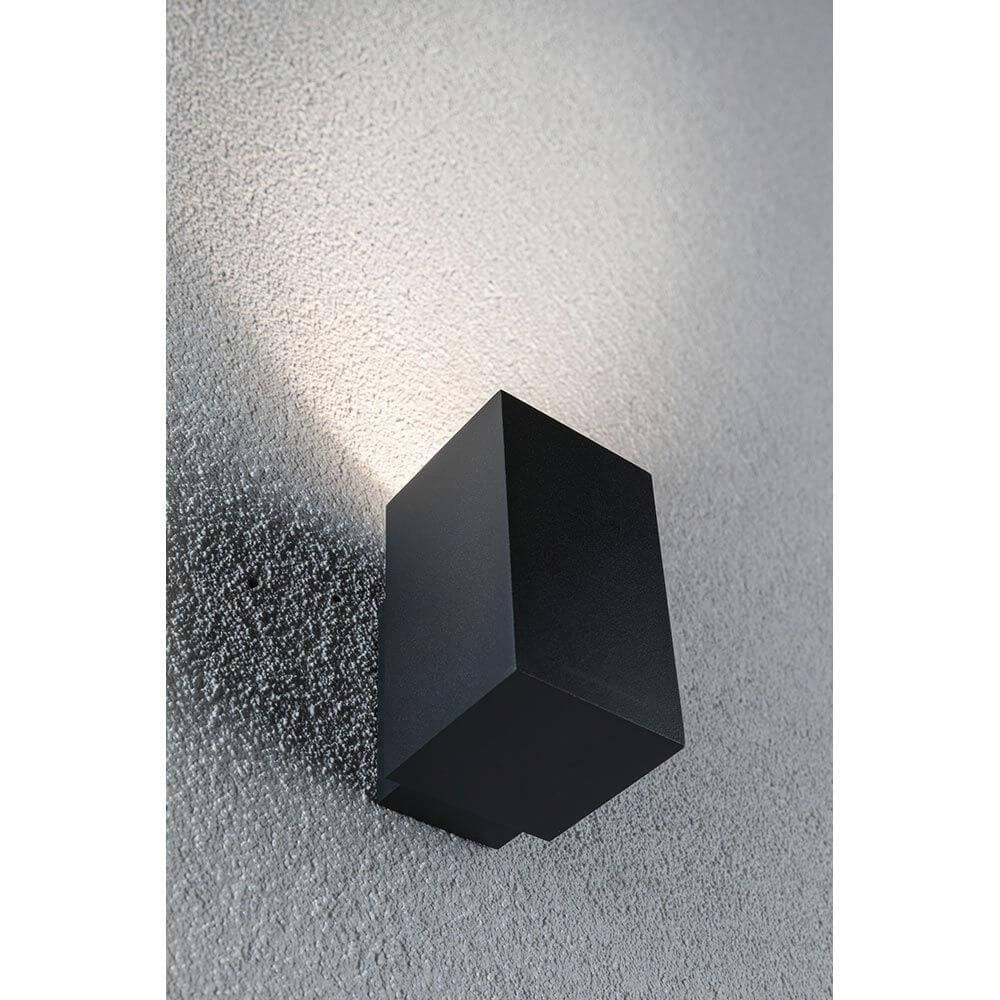 LED Außen Wandleuchte Flame Anthrazit an einer strukturierten Wand montiert, bietet indirekte Beleuchtung.