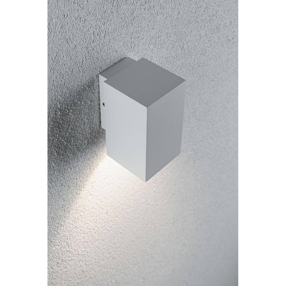 LED Außenwandleuchte Flame Weiß, Metall an einer Wand montiert, sorgt für indirekte Beleuchtung im Außenbereich.