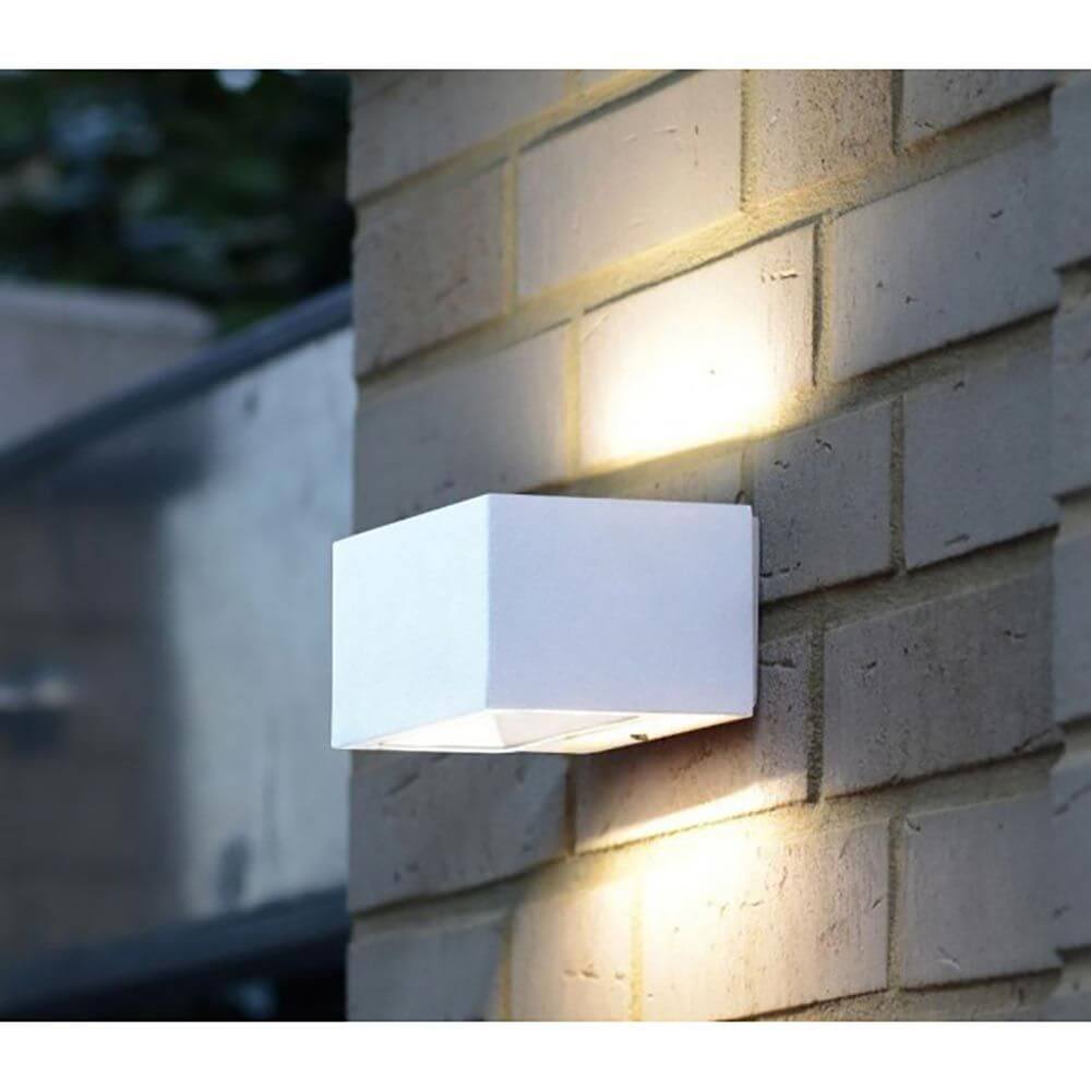 LED Außenwandleuchte Gemini IP54 Weiß an einer Wand montiert, modernes Design in Weiß.