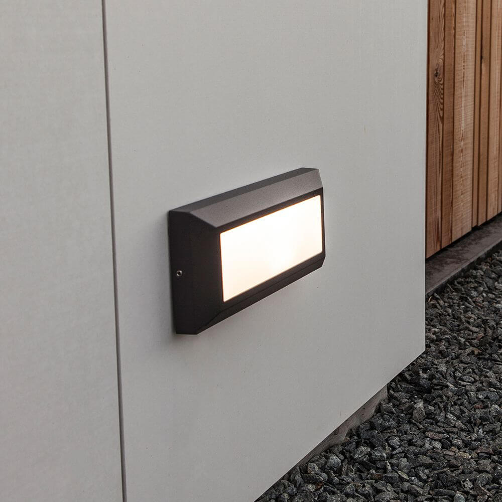 LED-Außenwandleuchte Helena aus Aluminium IP54 an einer Wand montiert mit warmem Licht.