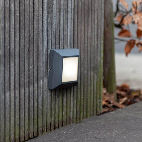 LED-Außenwandleuchte Helena an einer Holzwand montiert, ideal für Außenbereiche und modern gestaltete Eingänge.