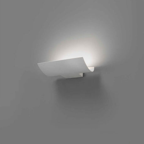LED Außenwandleuchte KALA 3000K IP54 Weiß an der Wand montiert mit sanftem Lichtschein.