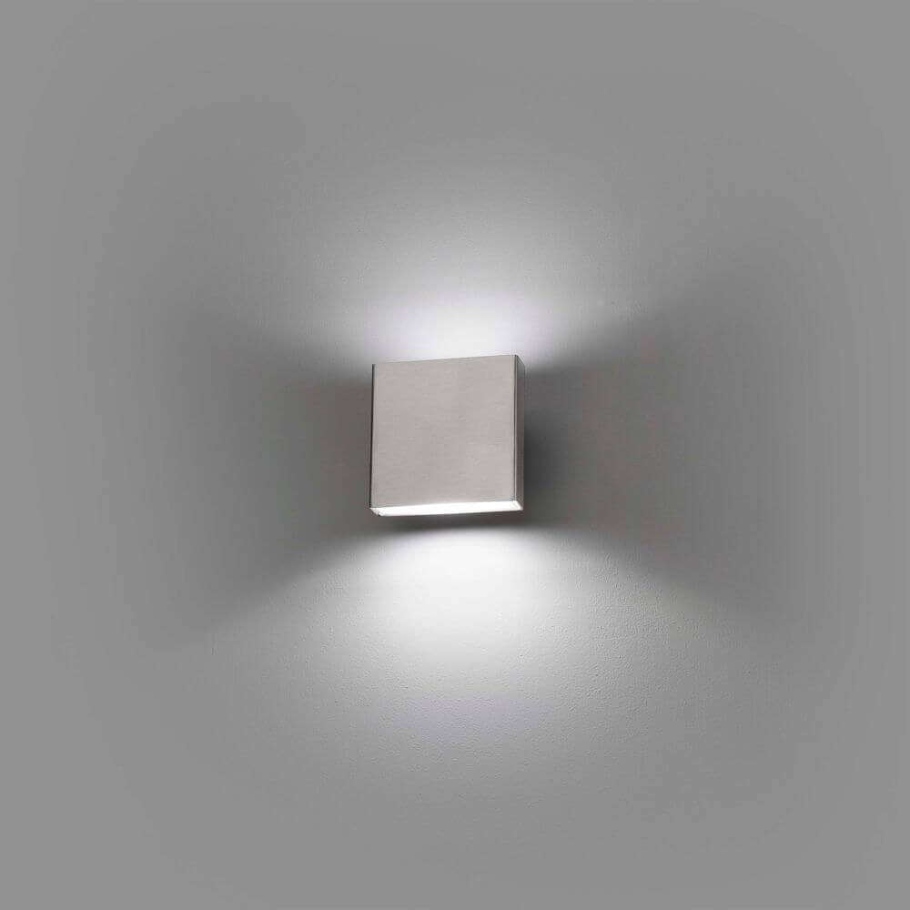 LED Außenwandleuchte KAULA 3000K IP44 Edelstahl Salzwasserfest in minimalistischem Design an der Wand.