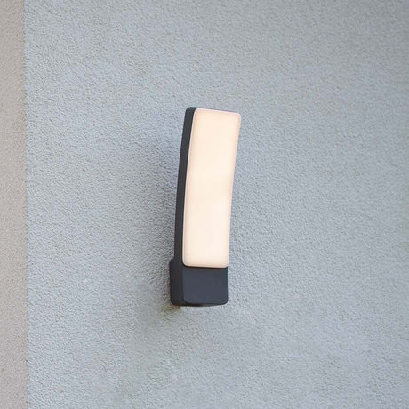 LED-Außenwandleuchte Kira 4000K an einer grauen Wand montiert, modernes Design, energiesparend.