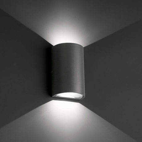LED Außenwandleuchte LACE 3W 4000K IP54 Dunkelgrau an einer Wand installiert.