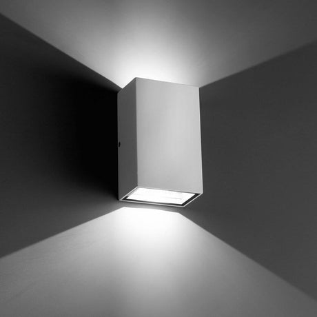 LED Außenwandleuchte LING 6W 4000K IP54 Weiß an einer Wand, modernes Design, energiesparend und wetterfest.