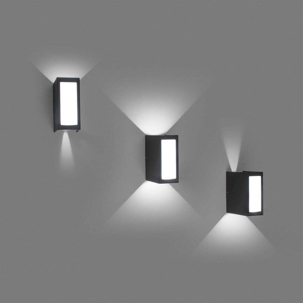 LED Außenwandleuchte LOG 3000K IP54 Dunkelgrau in modernem Design, drei Modelle an der Wand montiert.
