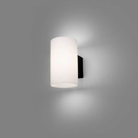 LED Außenwandleuchte LUR 3000K IP54 Dunkelgrau an Wand mit sanftem Licht.