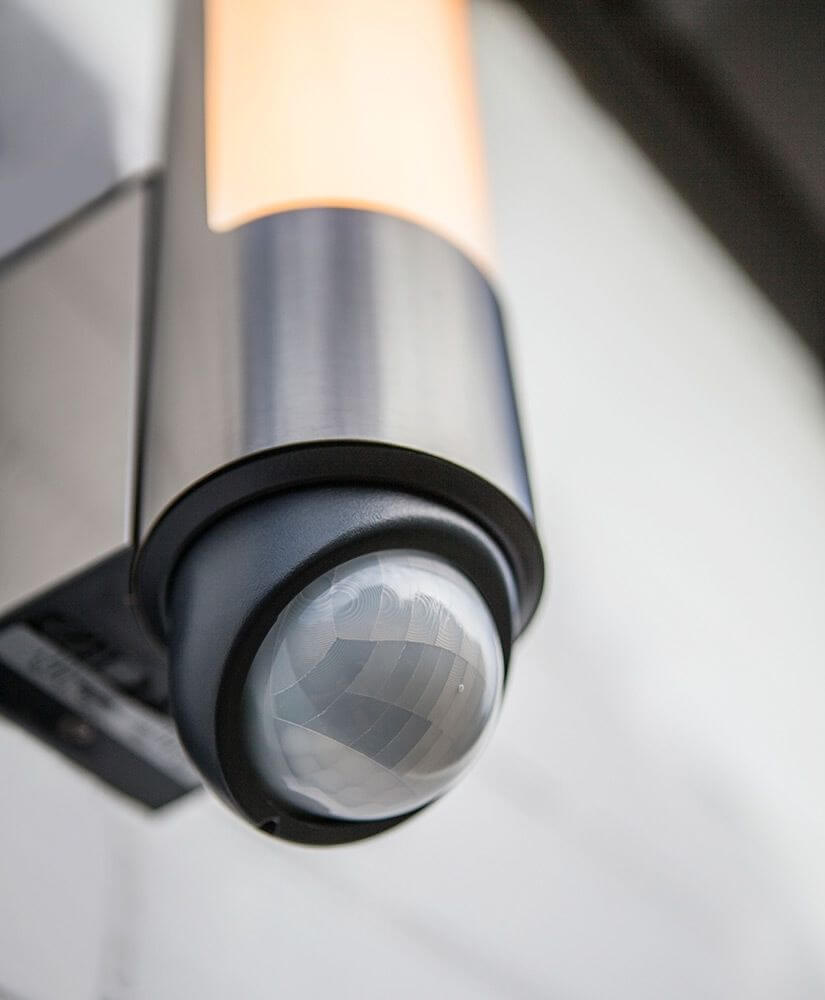 LED Außenwandleuchte Leda mit Sensor IP44 Edelstahl, Detailansicht des Sensors und der Edelstahloberfläche.
