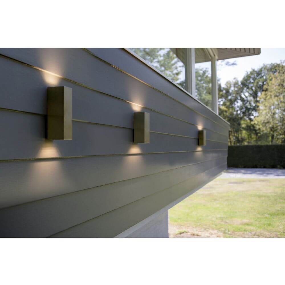 LED Außenwandleuchte Luca IP44 Edelstahl an einer Wand montiert, ideal für Außenbeleuchtung.
